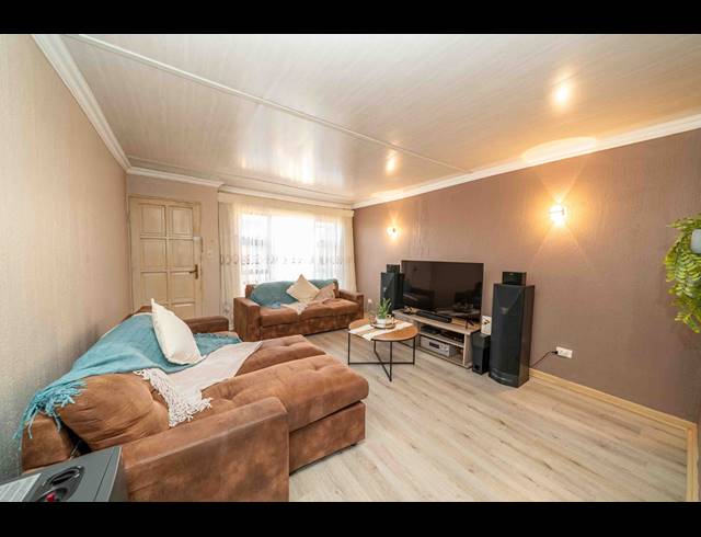 2 BEDROOM FREESTANDING FOR SALE IN HUNTINGDON